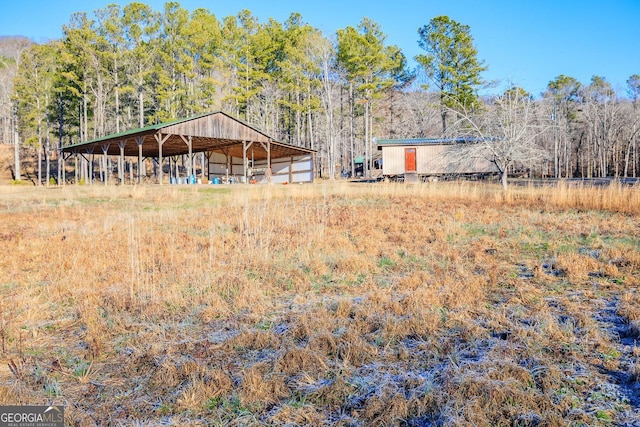 view of yard with an outdoor structure