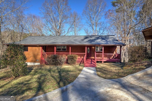 view of front of property featuring covered porch and a front lawn