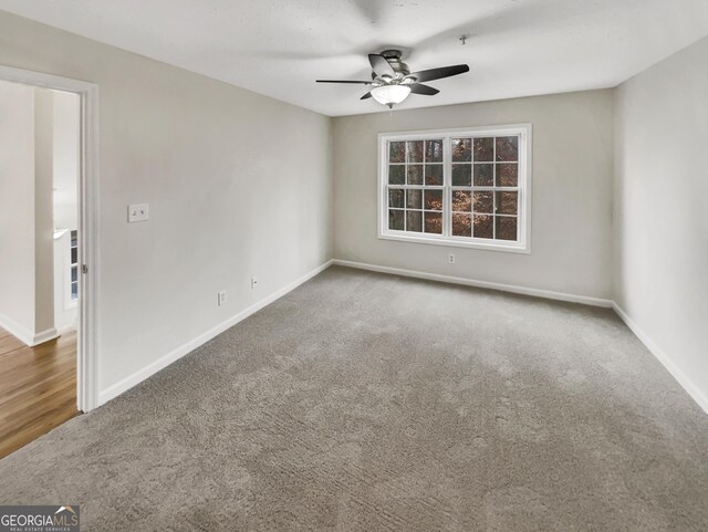 unfurnished room featuring ceiling fan and carpet