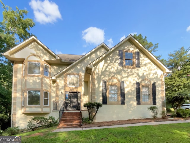 view of front of property featuring a front lawn