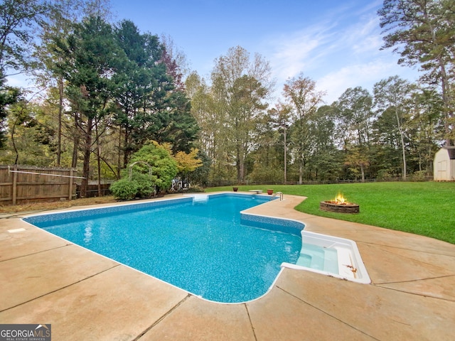 view of swimming pool with an outdoor fire pit, ceiling fan, and a wooden deck