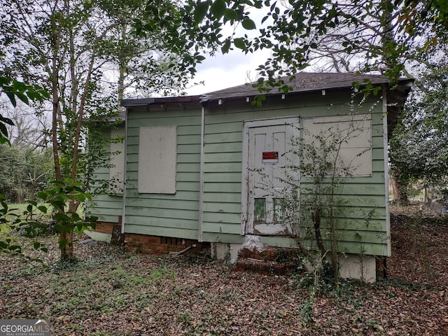 view of side of property featuring an outdoor structure