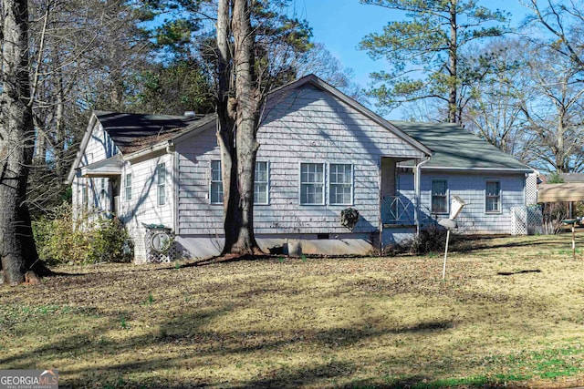 view of front of house with a front lawn