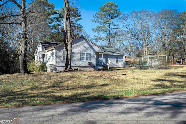 view of side of property featuring a lawn