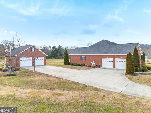 view of front of home featuring a front lawn and a garage