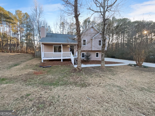 view of front of property featuring a front yard and a porch