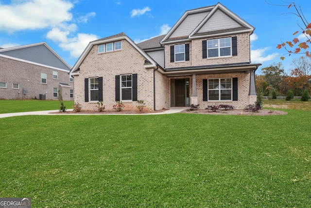 craftsman inspired home featuring a front yard