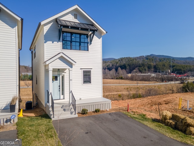 view of front of house featuring a mountain view