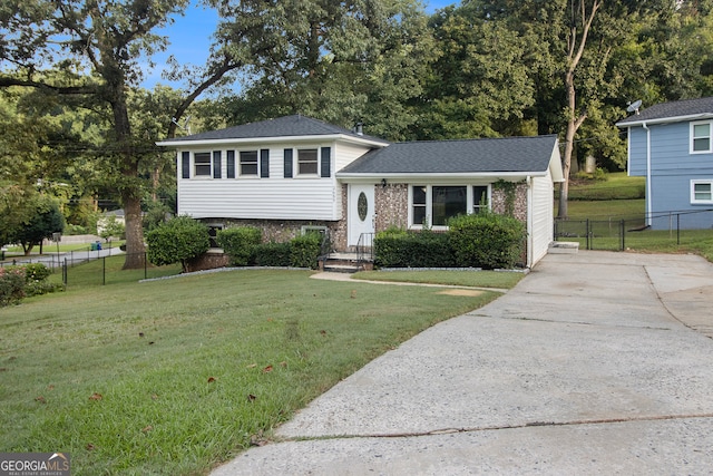 split level home featuring a front yard