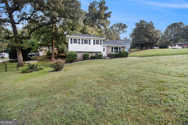 view of front of home featuring a front lawn