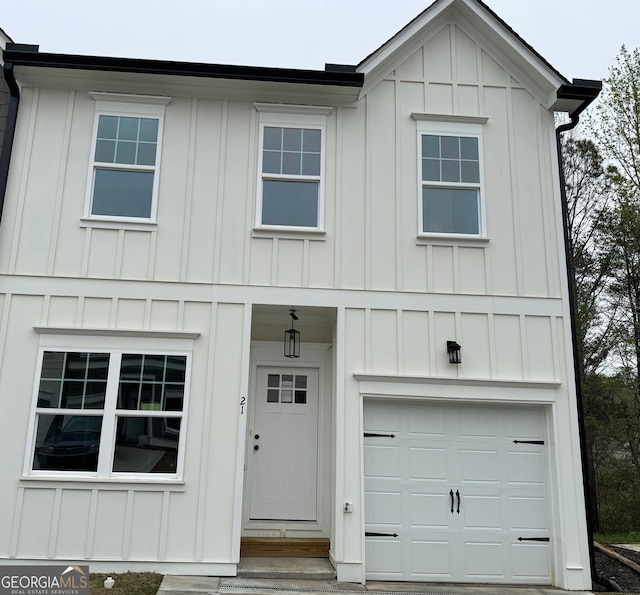 view of front facade featuring a garage