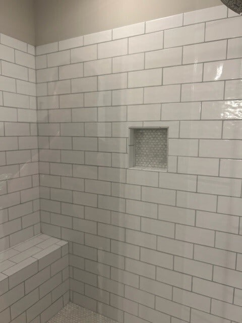 bathroom featuring tiled shower