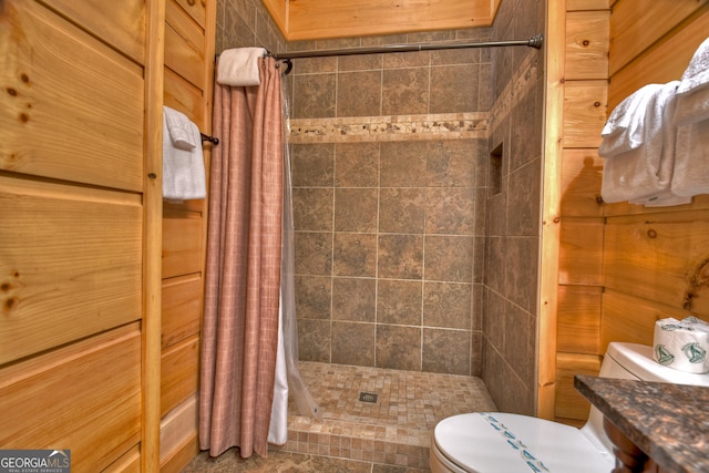 bathroom featuring a shower with shower curtain and toilet