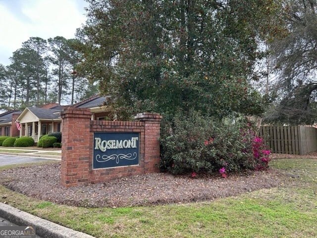 view of community / neighborhood sign