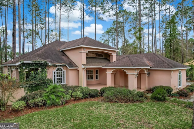 view of front of property featuring a front lawn