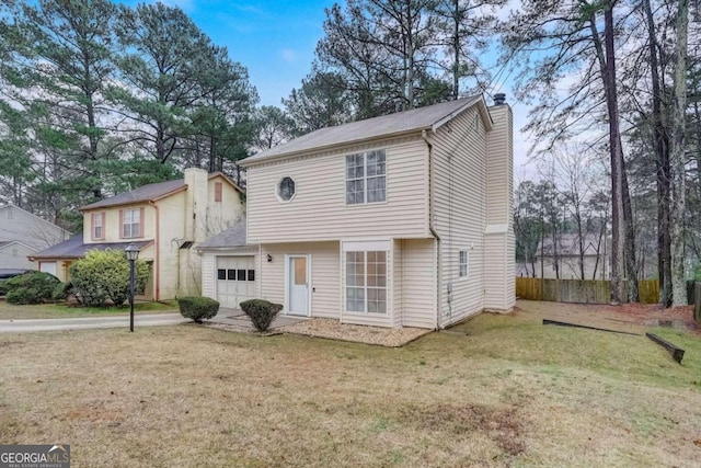 view of front of home featuring a front yard