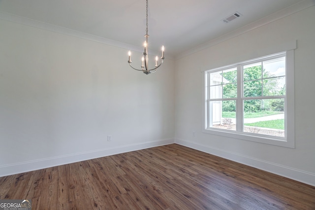 unfurnished room with dark wood-type flooring, ornamental molding, and a notable chandelier