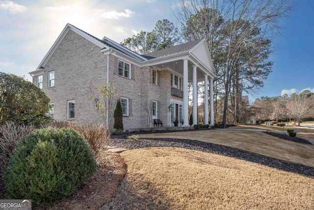 view of front of home with a front lawn