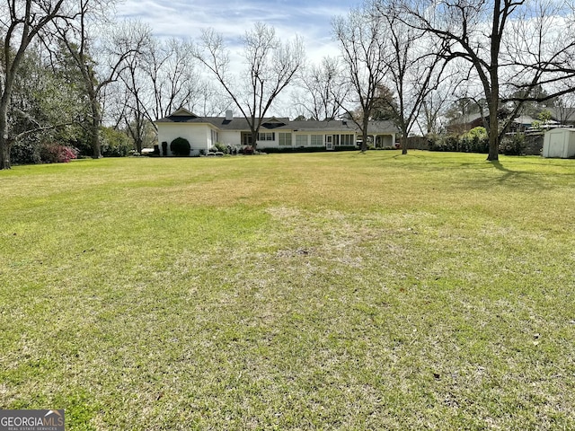 view of yard featuring a storage unit