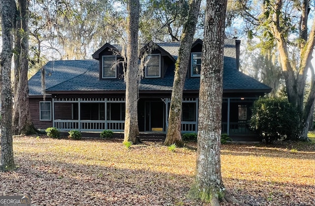 view of front of property featuring a front yard