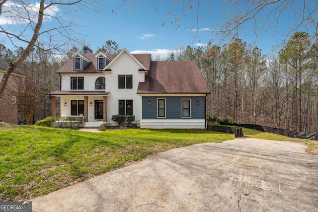 view of front facade with a front lawn and covered porch