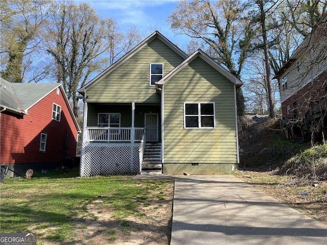 view of front facade with covered porch and a front lawn