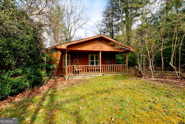 view of front of house featuring a porch and a front yard