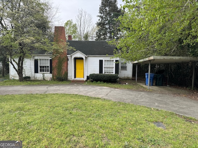 view of front of home featuring a carport and a front yard