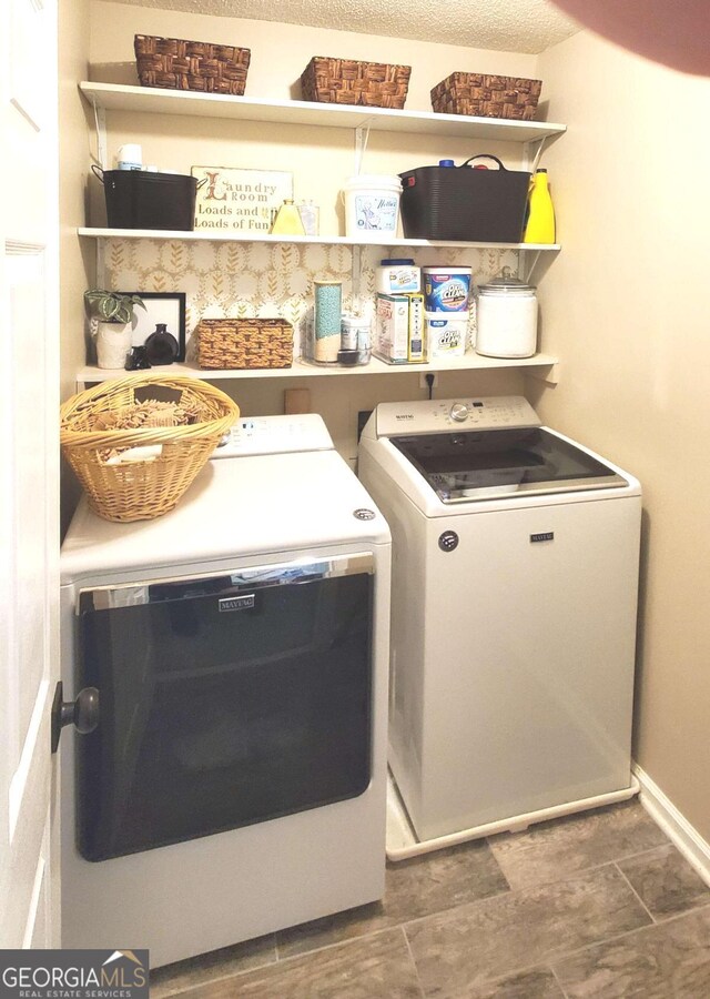 laundry area featuring a textured ceiling and independent washer and dryer