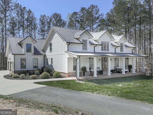 view of front facade featuring a front yard and a porch