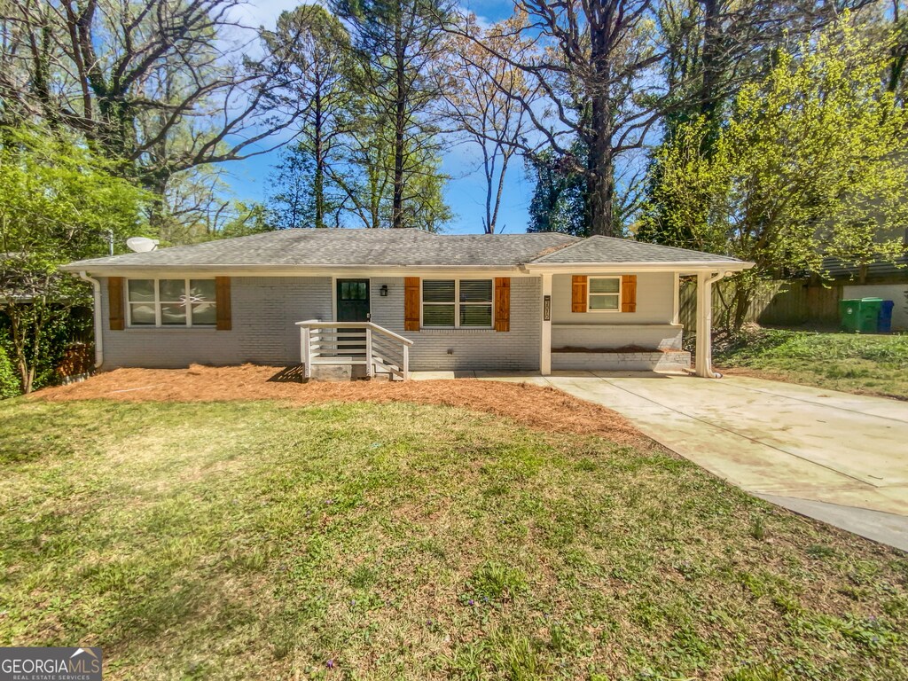 ranch-style home featuring a front lawn