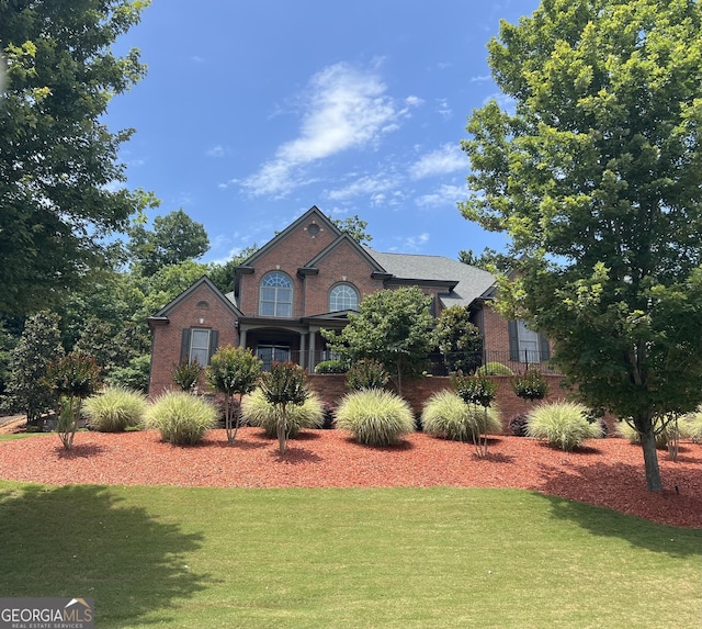 view of front facade featuring a front yard