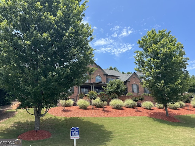 view of front facade featuring a front yard