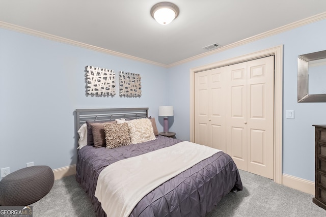 bedroom with carpet, ornamental molding, and a closet