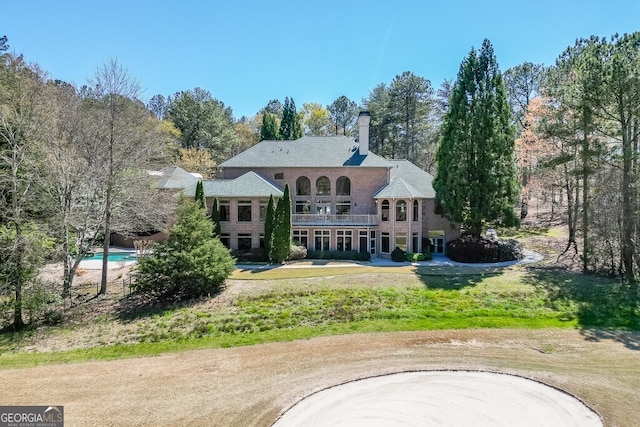 view of front of house featuring a front lawn