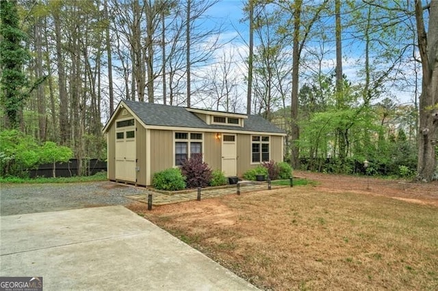 view of front of property with a front lawn