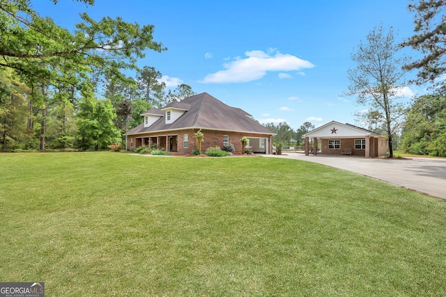 view of front of home featuring a carport and a front lawn