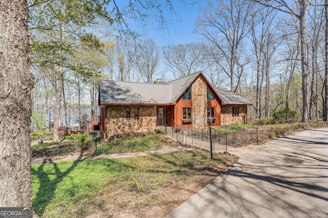 view of front of property featuring a front lawn