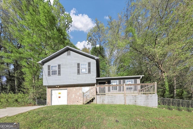 view of front facade featuring a garage and a front yard