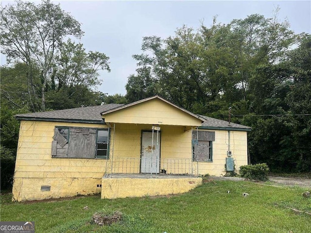 view of front of house with a front lawn