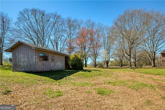 view of yard with an outdoor structure