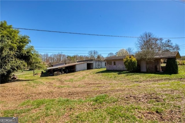 view of yard with an outbuilding