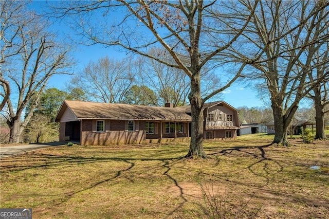 view of front of property featuring a front yard