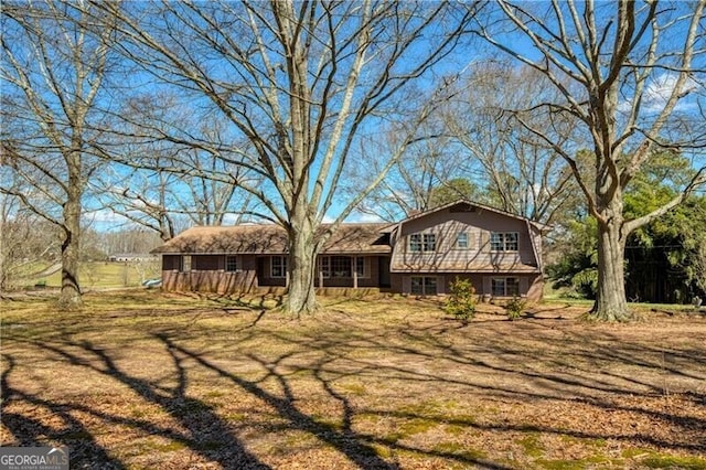 view of front of home with a front lawn