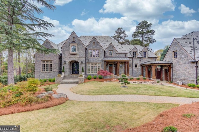 view of front of property featuring a front lawn