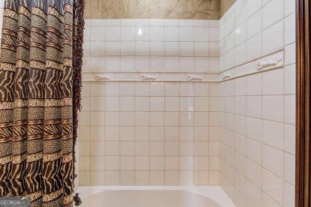 bathroom featuring tiled shower / bath