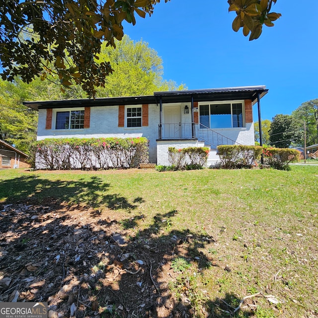 view of front of house featuring a front yard