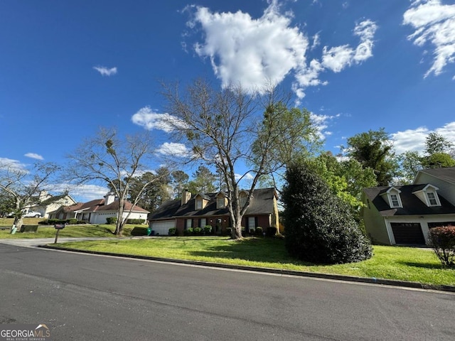 view of front of property featuring a front lawn