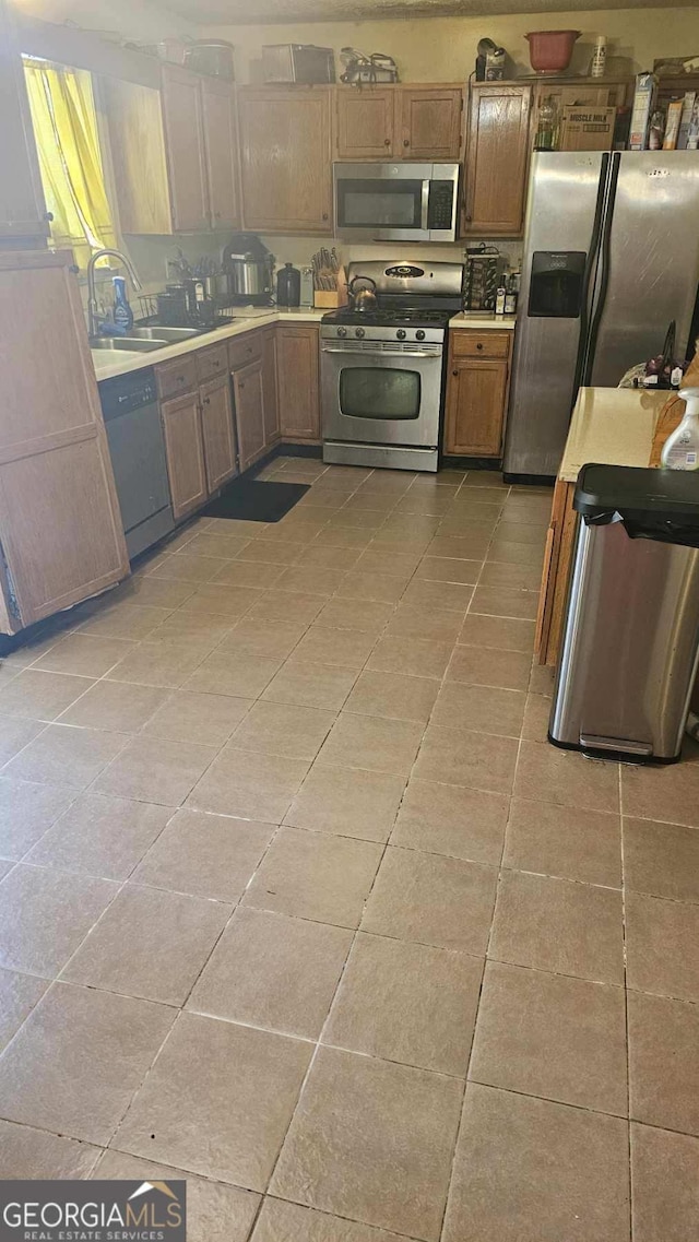 kitchen with backsplash, sink, and stainless steel appliances