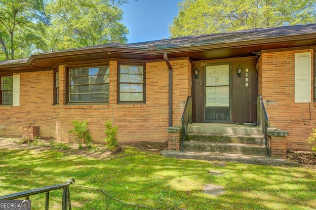 view of front of house featuring a front lawn